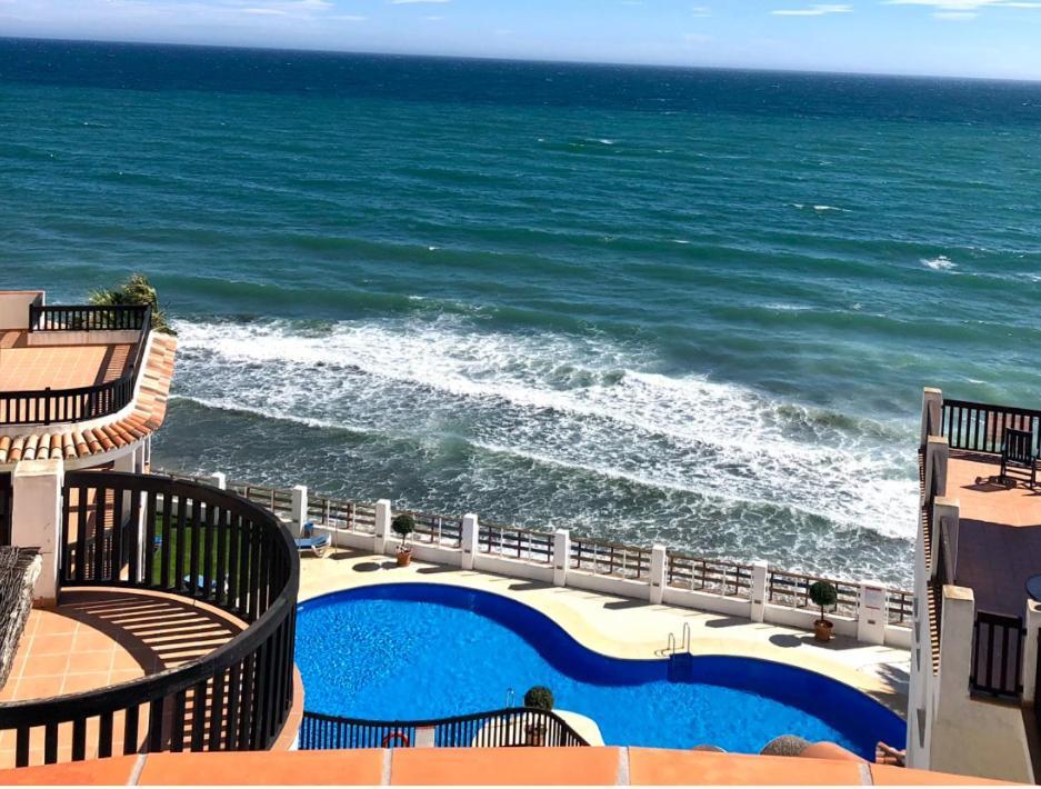Beachfront Penthouse Apartment With Large Terrace And Breathtaking Sea Views Close To Marbella Spain Sitio de Calahonda Bagian luar foto