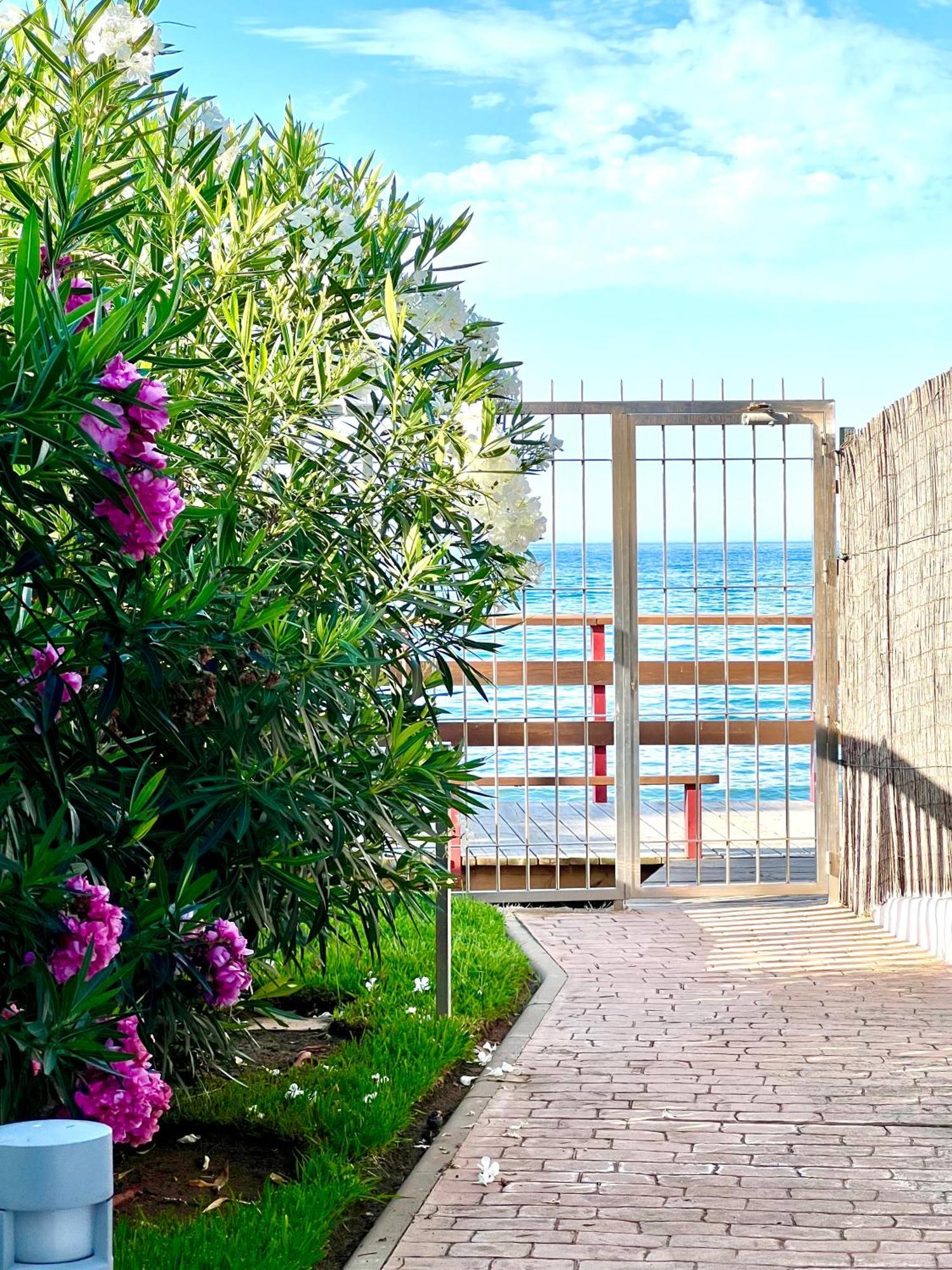 Beachfront Penthouse Apartment With Large Terrace And Breathtaking Sea Views Close To Marbella Spain Sitio de Calahonda Bagian luar foto