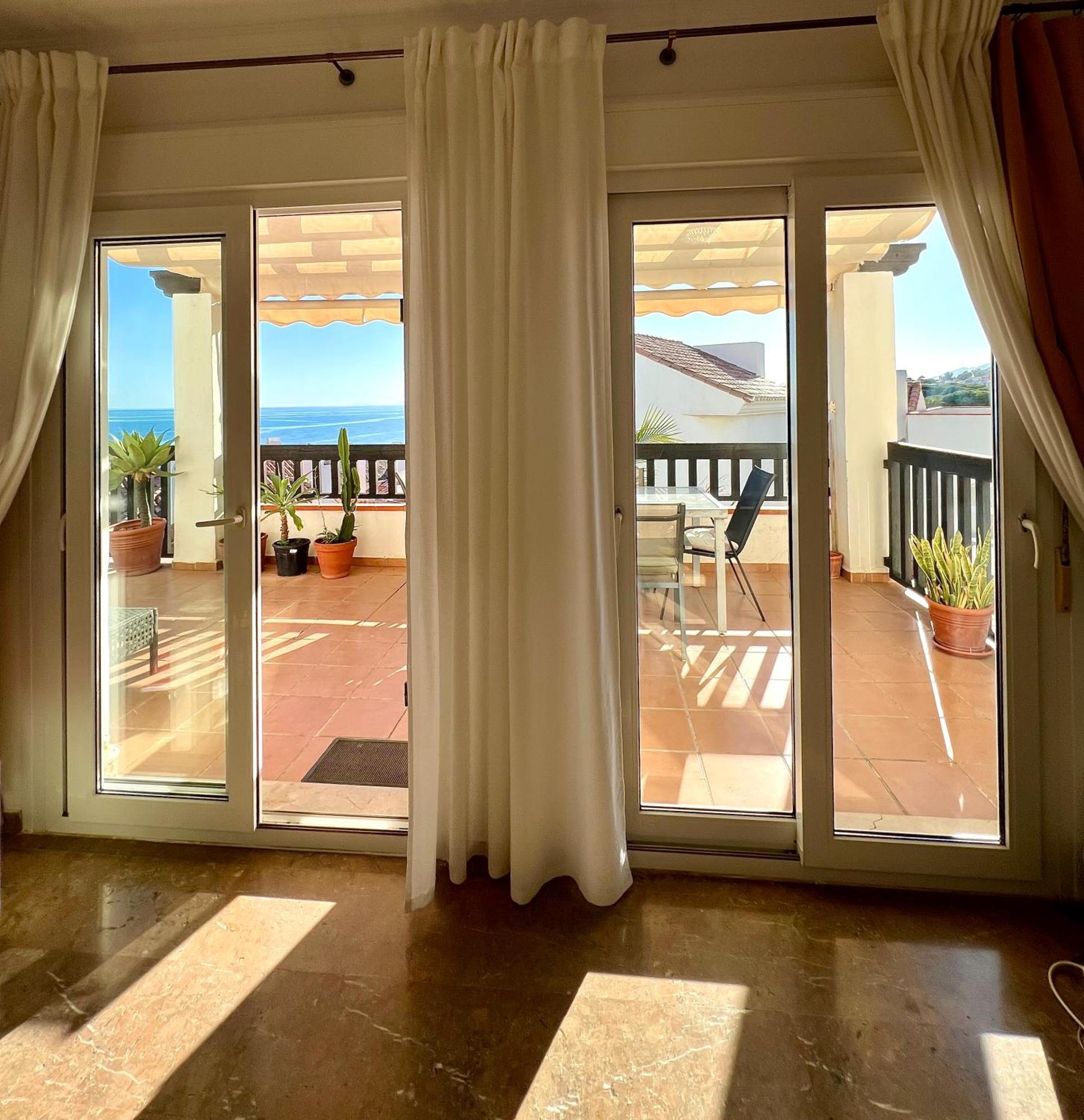 Beachfront Penthouse Apartment With Large Terrace And Breathtaking Sea Views Close To Marbella Spain Sitio de Calahonda Bagian luar foto
