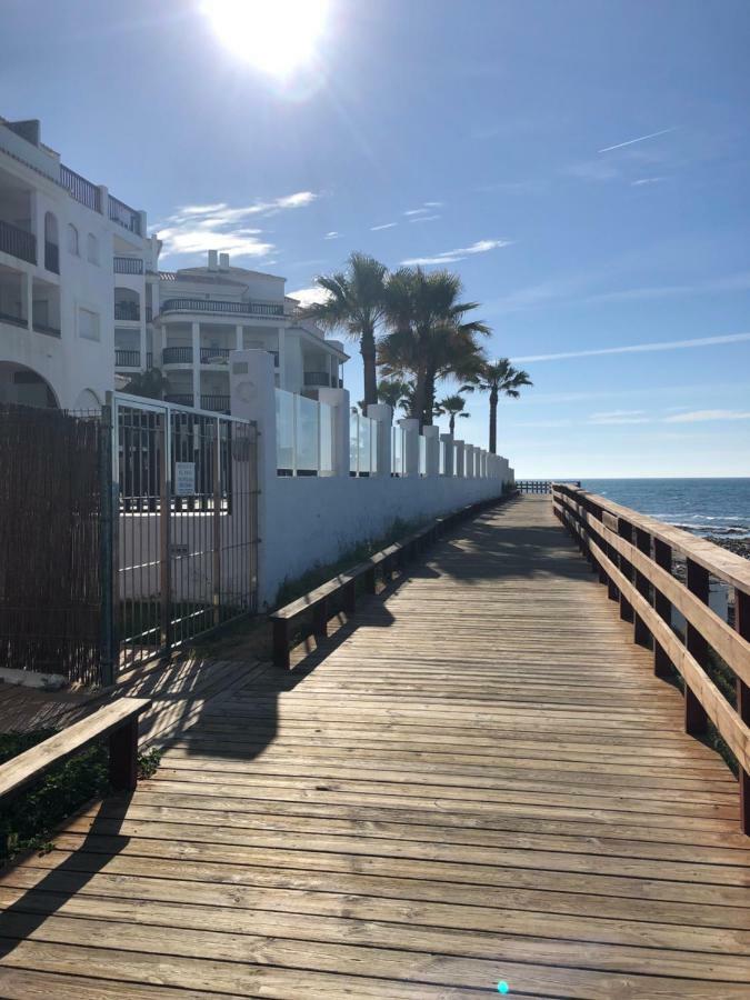 Beachfront Penthouse Apartment With Large Terrace And Breathtaking Sea Views Close To Marbella Spain Sitio de Calahonda Bagian luar foto